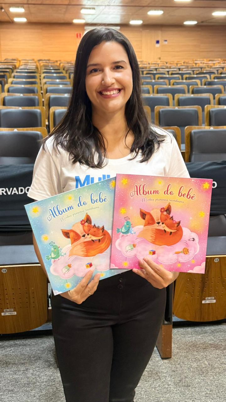 Graciela apresentando o Álbum do Bebê